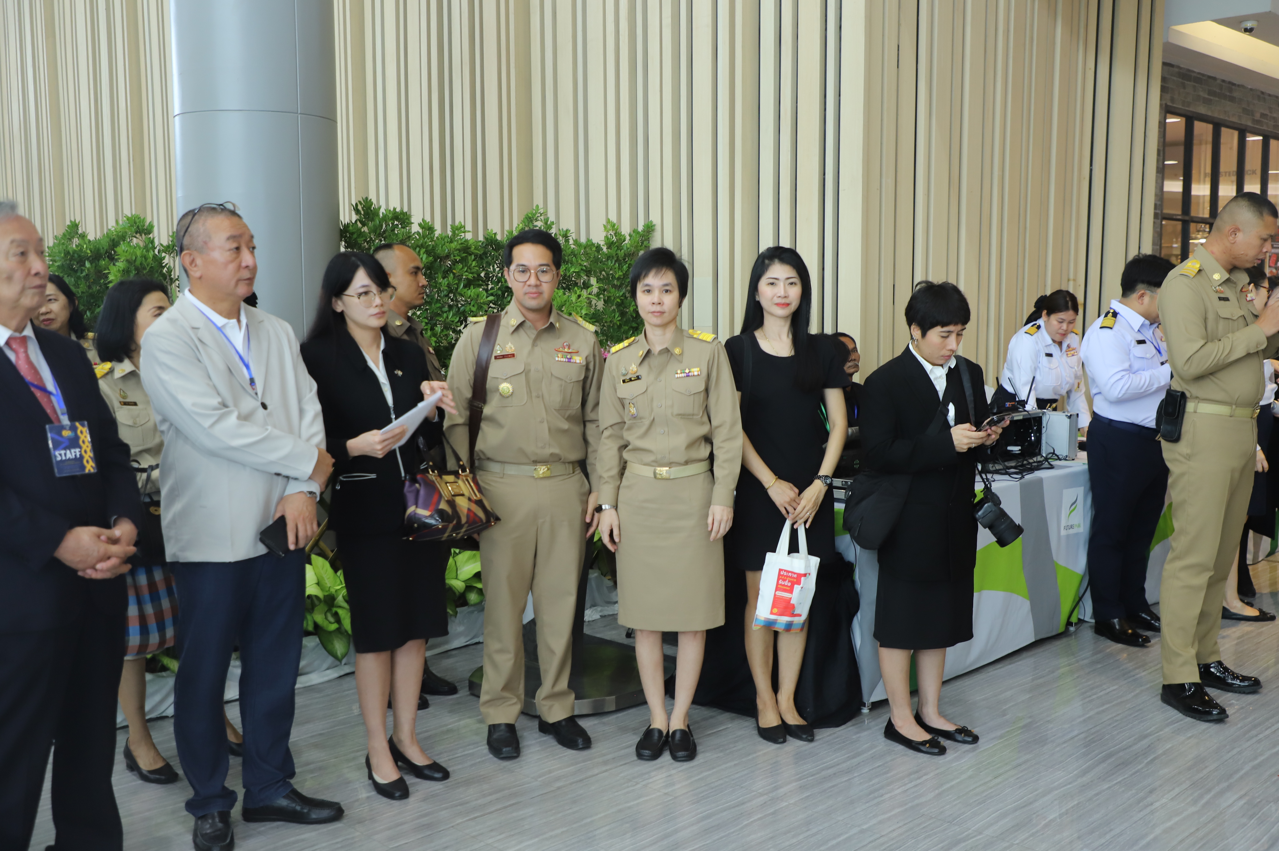 title - เลขาฯ ส.ป.ก. เฝ้ารับเสด็จ สมเด็จพระกนิษฐาธิราชเจ้า กรมสมเด็จพระเทพรัตนราชสุดาฯ สยามบรมราชกุมารี ทรงเป็นองค์ประธานเปิดงาน 60 ปี ปลานิลพระราชทาน เพื่อปวงชนชาวไทย